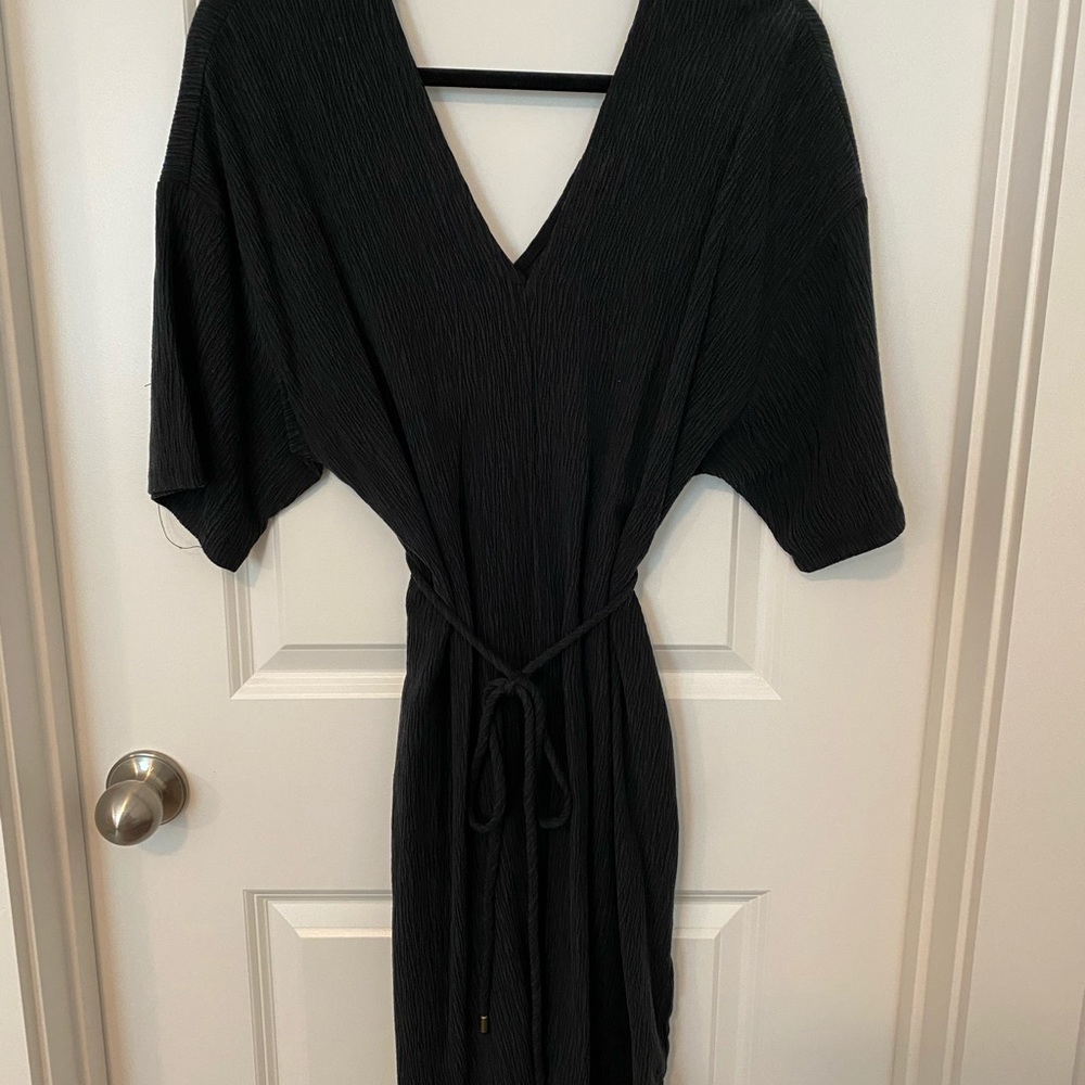 *TAGS ON* BLACK V NECK DRESS W ROPE BELT